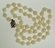 www.ebuy.dk pr�senterer: Collier med 52 kulturperler fra Guldsmed Boye i �rhus, kuglel�s af s�lv, original �ske ...