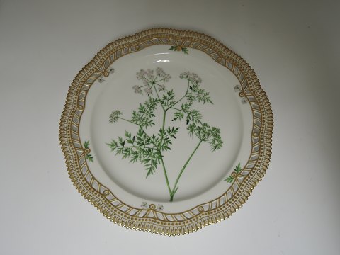 Royal Copenhagen
flora Danica
round serving plate with
open-work border.
# 3527