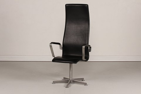 Arne Jacobsen
Oxfordstol 3272
Højrygget m/armlæn
Nyt sort 
ren anilinlæder