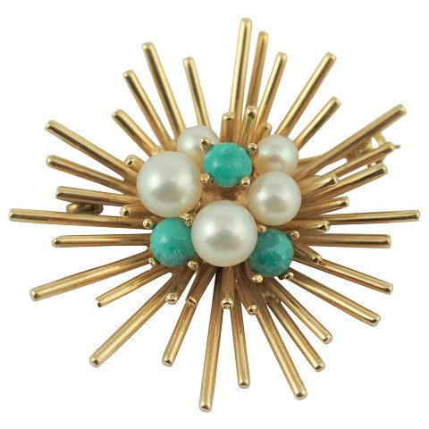 Ole Lynggaard; A brooch of 14k gold with turquoises and pearls