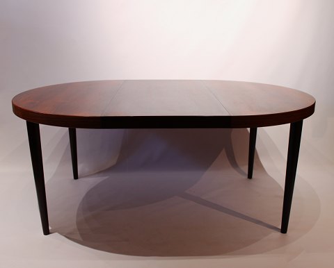 Spisebord med to tillægsplader i palisander designet af Oman Junior fra 
1960erne. 
5000m2 udstilling.