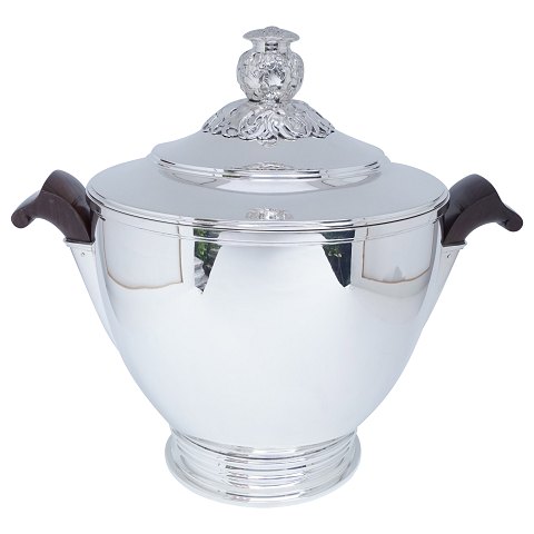 K. C. Hermann; A champagne cooler with lid in hallmarked silver