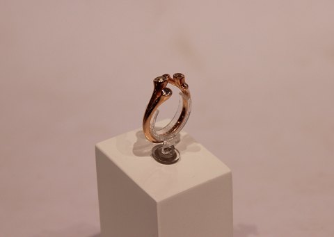 Forgyldt 925 sterling ring med zirkoner af Christina Smykker.
5000m2 udstilling.
