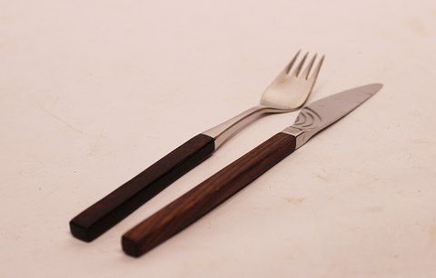 Dinner knife and fork with handle of rosewood from the 1960s.
5000m2 showroom.