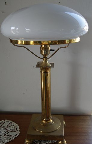 Bestellnummer: be-bordlampe på 4-kantet fod