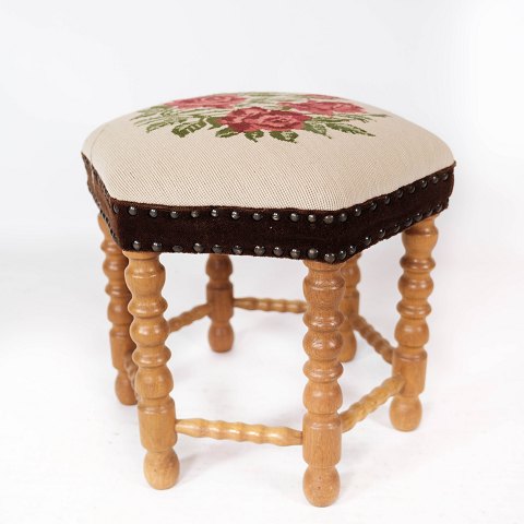 Stool of light wood and upholstered with embroidered fabric from the 1970s.
5000m2 showroom.