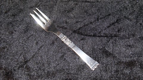 Kagegaffel #Rigsmønster Sølvbestik med små buler
Frigast sølv
Længde 13,5 cm.