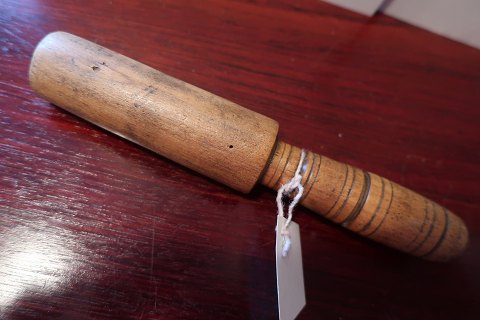 Vindepind fra midten af 1800-tallet
God at holde på
Vindepinden bruges til at vinde et garnnøgle. Du slipper for at holde 
krampagtigt fast i garnnøglet
