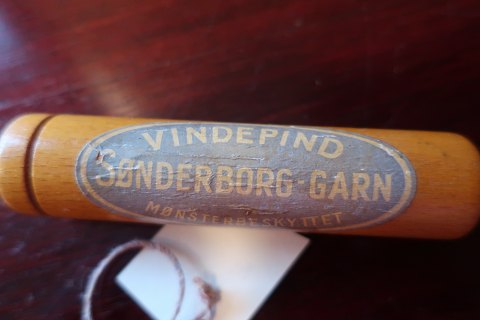 For samleren
Vindepind fra 1900-tallet
God at holde på
Denne vindepind er lavet som reklame for Sønderborg Garn
Vindepinden bruges til at vinde et garnnøgle. Du slipper for at holde 
krampagtigt fast i garnnøglet