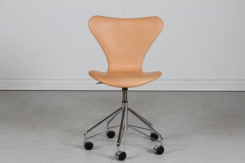 Arne Jacobsen
7 swivel chair 
with natual aniline leather