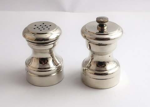 Revere Silversmiths Inc. A set of sterling Pepper mill and salt shaker (925). 
Height 5.5 cm