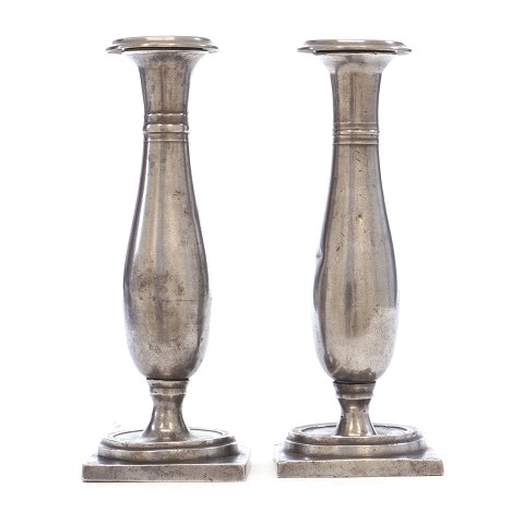 Et par tulipanstager i tin fremstillet ca. år 
1840. H: 20,5cm