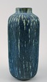 Rörstrand, Gunnar Nylund keramikvase i blå glasur. 
