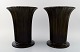Just Andersen: f. Godhavn, Grønland 1884, d. Glostrup 1943.  
Et par vaser af patineret diskometal, støbt med vertikalt riflet mønster.