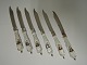 Aug. Thomsen
Sølv (830)
6 frugtknive med porcelænsskaft