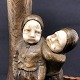 Harsted Antik 
præsenterer: 
Lampe af 
Peter 
Tereszczuk, to 
børn under 
svamp
