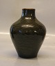 Klosterkælderen 
præsenterer: 
20824 Kgl. 
Vase 17 cm 
Stiliserede 
"Levende Sten" 
i riflet stil 
grønlig Olivin? 
...