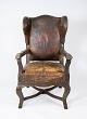 Antik øreklapstol med originalt mørkebrunt læder, i flot stand fra 1790.
5000m2 udstilling.