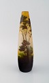 L'Art 
præsenterer: 
Antik 
Emile Gallé 
vase i gult 
matteret 
kunstglas med 
mørkt overfang 
udskåret i form 
af ...