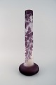 L'Art 
præsenterer: 
Kolossal 
antik Emile 
Gallé vase i 
matteret 
kunstglas med 
lilla overfang 
udskåret i form 
af ...
