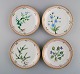 Fire Bing & Grøndahl tallerkener i porcelæn med håndmalede blomster og 
gulddekoration. Flora Danica stil, 1920/30