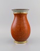 Royal Copenhagen. Vase i krakeleret porcelæn med guld og orange dekoration. 
1930