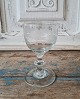 Karstens Antik 
præsenterer: 
1800 tals 
vinglas 
Holmegaard 
Glasværk.
Vinglas på 
stilk med knap, 
dekoreret med 
...