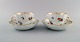 To antikkke Meissen morgenkopper med underkopper i håndmalet porcelæn med 
gulddekoration, blomster og insekter. 1800-tallet.
