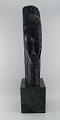 Amedeo Clemente Modigliani (1884–1920) d´après. "Tête de jeune femme". Large 
bronze sculpture in solid bronze on green marble base. Bronze foundry: Ebano, 
Spain. Limited edition 38/48. Heavy bronze sculpture in high quality. Late 20th 
century.
