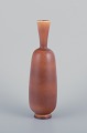 Berndt Friberg (1899-1981) for Gustavsberg. Unique Studiohand ceramic vase with 
a narrow neck. Glaze in light brown tones.