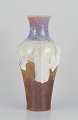 Sevres, Frankrig, stor unika porcelænsvase med flydeglasur i okkergul, lilla og 
sandfarvet nuancer.
