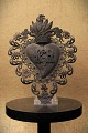 K&Co. 
præsenterer: 
Dekorativt 
, gammelt votiv 
hjerte EX VOTO 
i sølv 
fra omkring 
1850 med en 
rigtig fin 
patina...