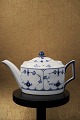 K&Co. presents: 
Antique 
Royal 
Copenhagen Blue 
Fluted Plain 
oval teapot. 
RC#1/254. 
Before 1923...