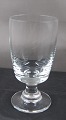 Antikkram 
præsenterer: 
Almue 
klare glas fra 
Holmegaard. 
Rødvinsglas 
eller store 
hvidvinsglas 
13cm

