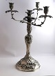 Lundin Antique 
præsenterer: 
Michelsen. 
Sterling 
sølvkandelaber. 
Til fire lys. 
Højde 45,5 cm. 
Produceret 
1913.