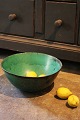 K&Co. 
præsenterer: 
Svend 
Hammershøj 
glaseret 
keramik skål 
fra Kähler i 
turkis og sort 
glasur...