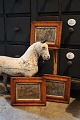 K&Co. 
præsenterer: 
3 gamle 
1800 tals 
tegninger med 
hestemotiver 
hver indrammet 
i birketræs 
rammer med 
sølvkant...