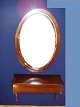 Ovalt spejl i mahogny ramme. Flot og velholdt H: 83 cm. B: 57 cm. kr. 1495 Konsol bord med ...
