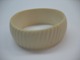 Elfenbens armbånd fremstillet i tresserne. Indvendig 17,5 cm. Vare nr. 129564.