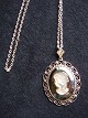 Antagelig SWAROVSKI. Vedhæng med kvindehovede.uden kæde.Længde: 5,5 cm , Bredde: 3,8 ...