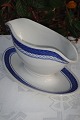 Aluminia fajance, Blåt bånd, dekoration-nummer 1400 ? . Sovseskål, længde 21 cm. Højde 11 cm. ...