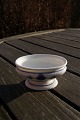 Antikkram præsenterer: Musselmalet riflet Kongelig porcelæn. Saltkar på fod