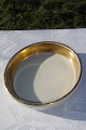 Kgl. Dagmar porcelæn med guld. Royal Copenhagen Dagmar flaske-bakke nr. 988/8280. Diameter 10,3 ...