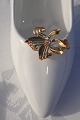 Guld 14kt. Sløjfe-broche med zirkon, bredde 4 X 2,8 cm. Stemplet 585. HS. fra guldsmed  Hermann ...