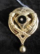 Hjerteformet broche med sort sten ilagt lille perle. Oplukkeligt med plads til foto. 14 kt. ...
