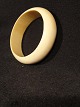 Elfenbens armring.Bredde: 2,1 cm tykkelse: 9 mm.Indvendig diameter: 6,4 cmpris solgt