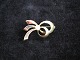 Broche i form af sløjfe med kulturperle. 14 kt. guld. L. 3.8 cm.