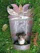Ældgammel Almue lysholder i bemalet blik, nu et gemmested for hunden uden underkrop.