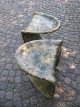 Fantastisk skulpturel modernistisk såkaldt "Love-seat" dekoreret med aviser. Fremstillet i ...
