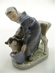 Kongelig Porcelæn Pige med kalv 779 Pris :  kr. 850,- 